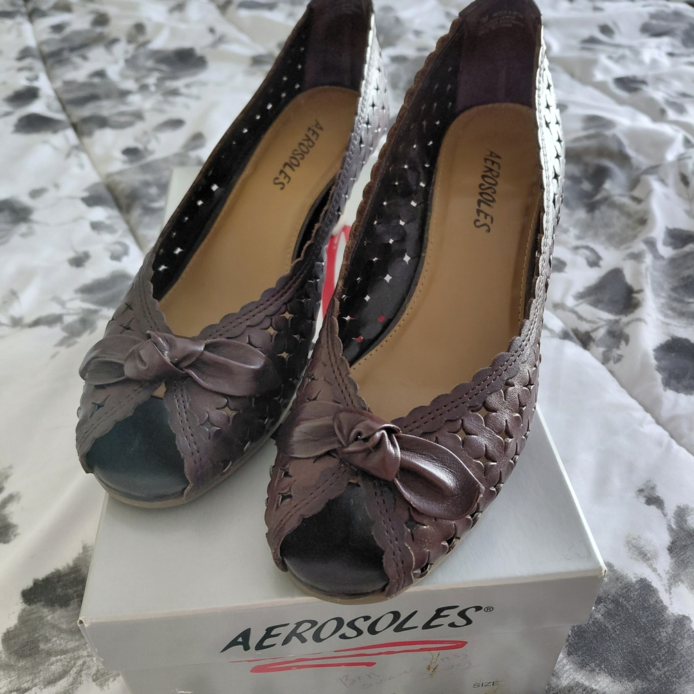 Aerosoles Women's Brown Peep-Toe Bow Wedges